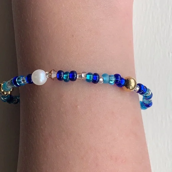 Blue and white toned seed bead bracelet white pearls gold beads stretchy - Picture 3 of 6